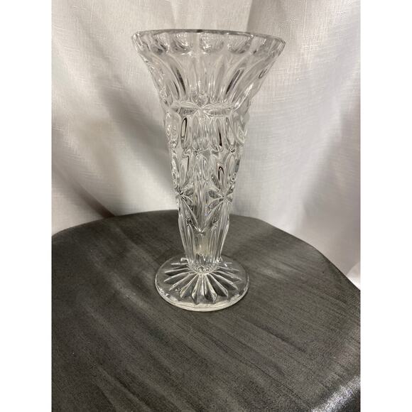 Vintage Crystal Clear Glass Vase with Etched Flower 8 in tall EUC - Picture 5 of 13